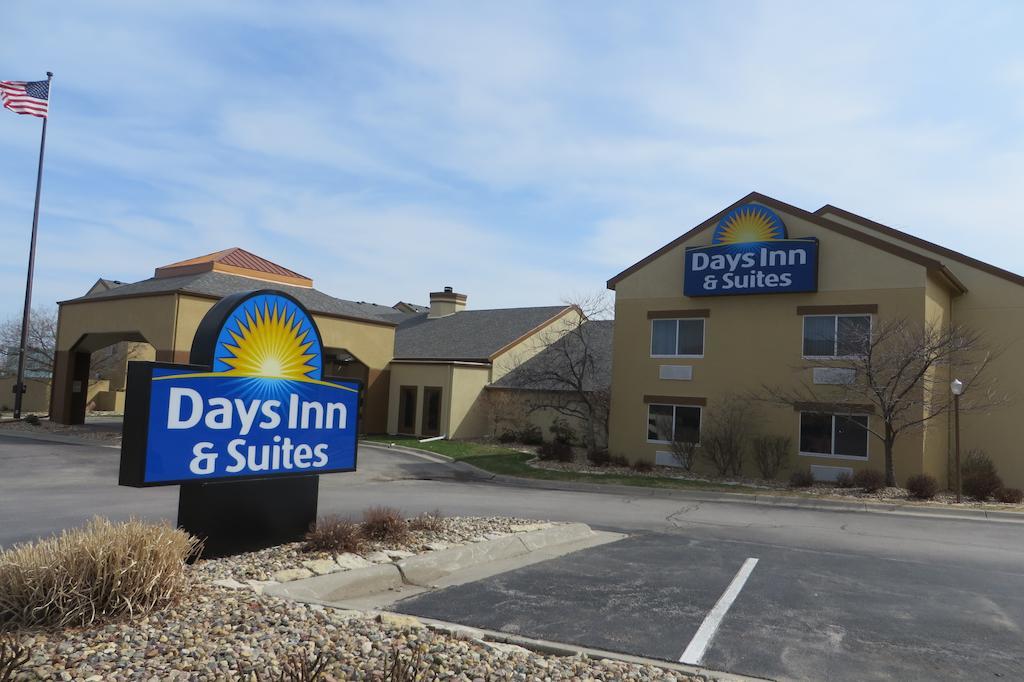 Days Inn & Suites By Wyndham Omaha Ne Exterior photo