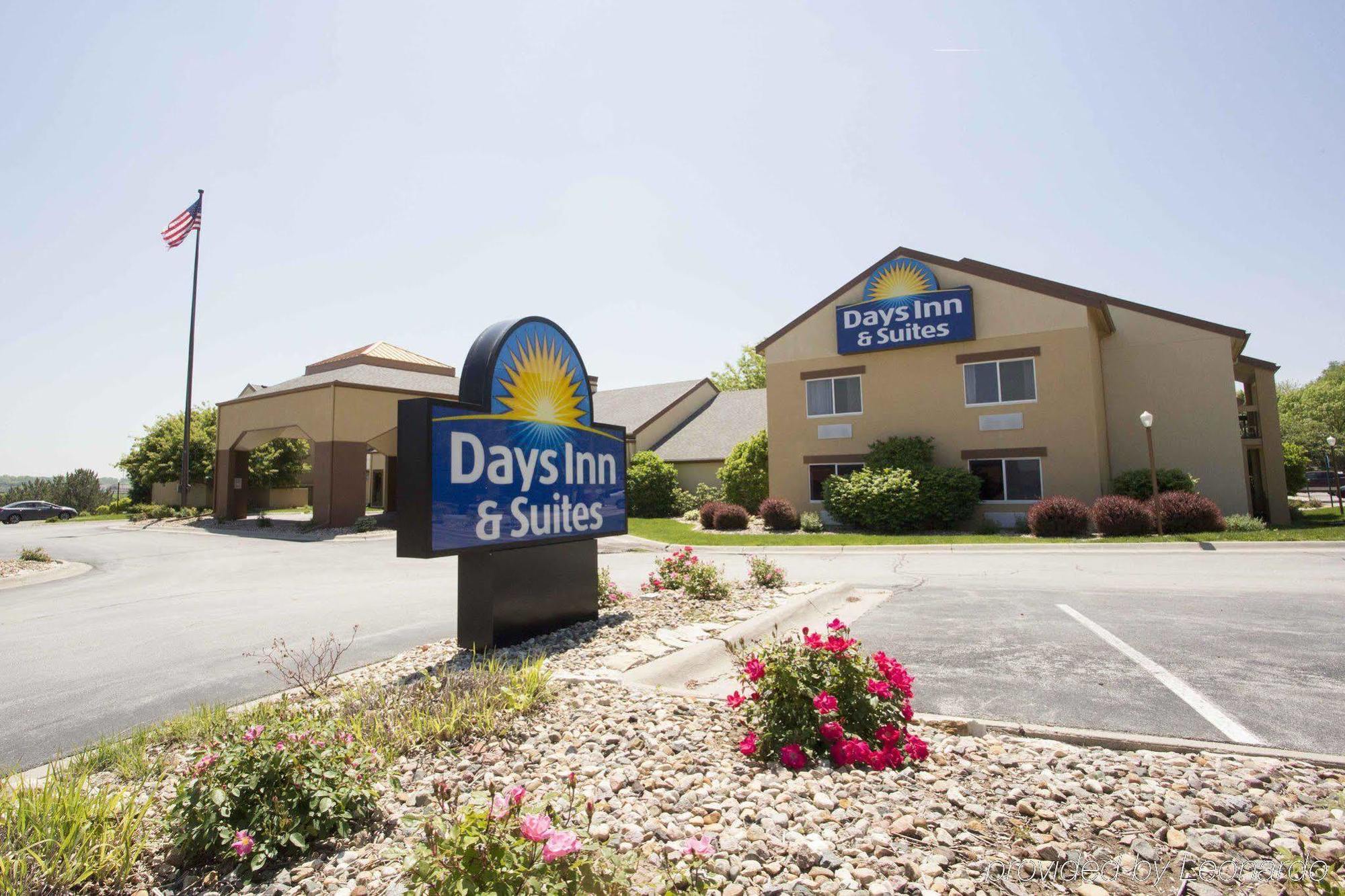 Days Inn & Suites By Wyndham Omaha Ne Exterior photo